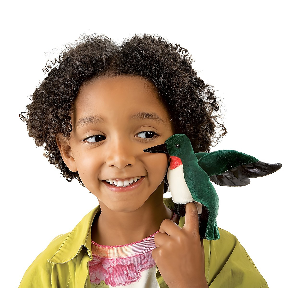 Folkmanis Fingerpuppe mini Kolibri mit grünem Gefieder und roter Kehle auf dem Finger eines lächelnden Kindes