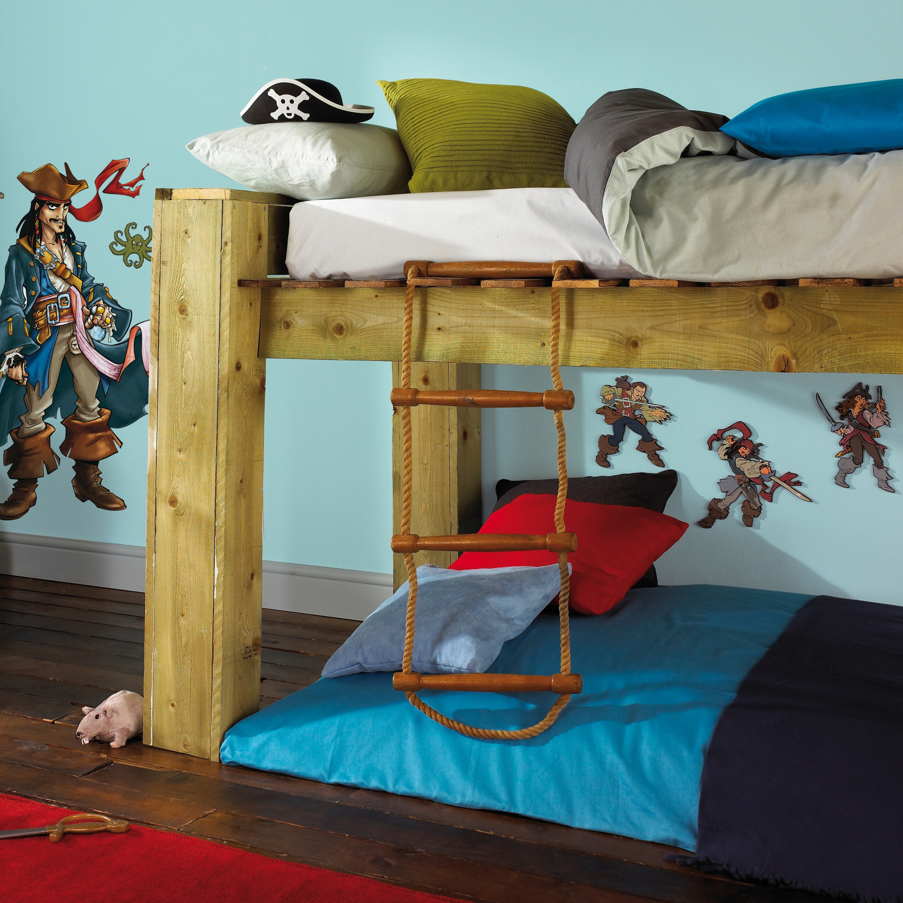 decofun Wandsticker Pirates of the Caribbean an Hochbett-Wand, große Figur Captain Jack Sparrow links und kleine Piratengruppe rechts
