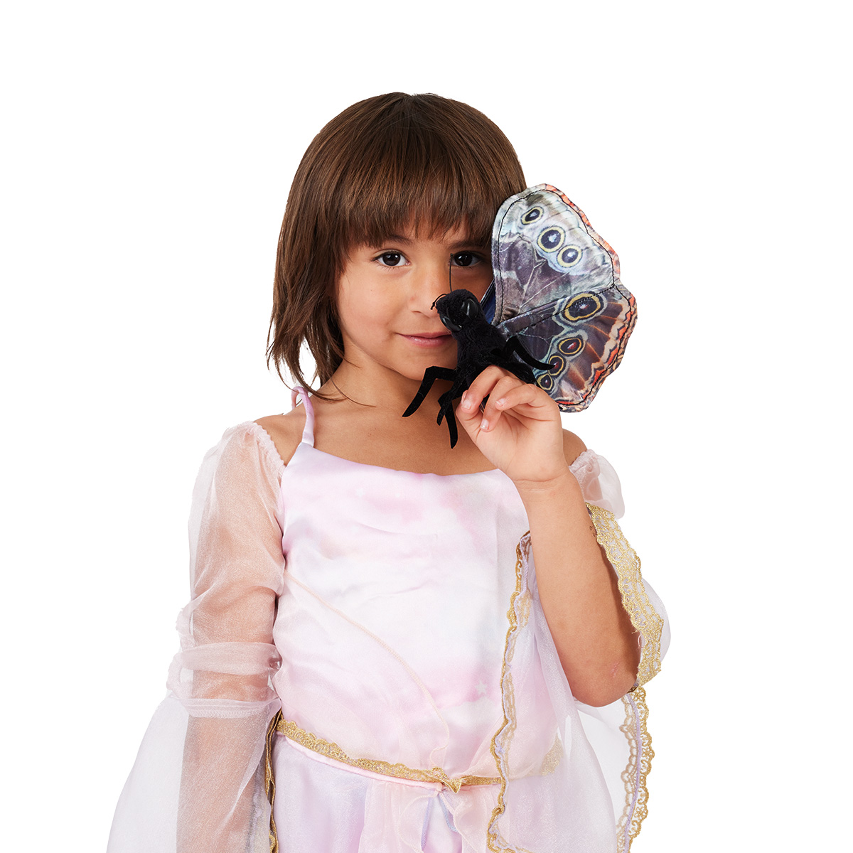 Mädchen hält Folkmanis Handpuppe Blauer Morphofalter mit detailliert bedruckten Flügeln und schwarzem Körper nah ans Gesicht.