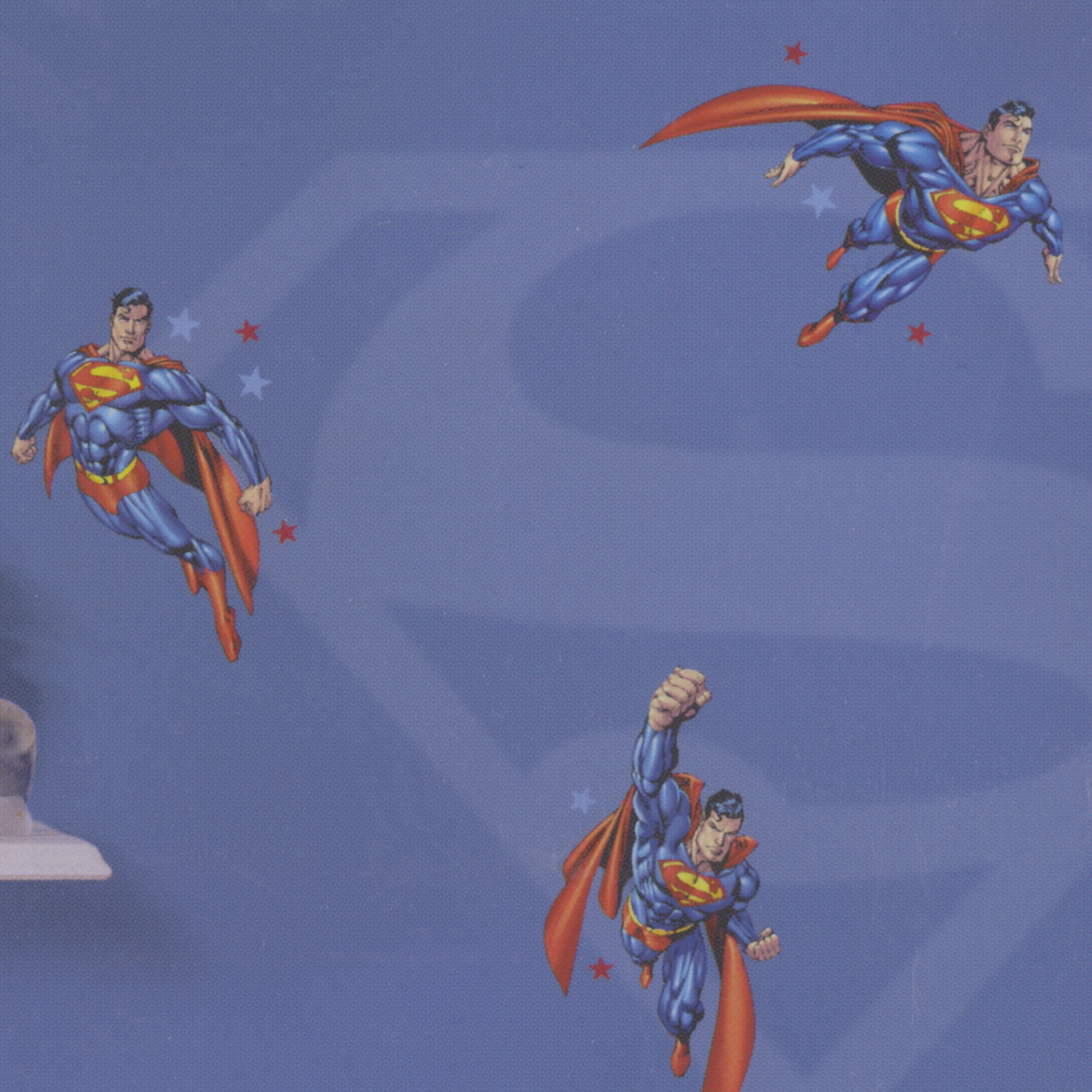 decofun Wandsticker Superman an blauer Kinderzimmerwand mit großem S-Schild-Motiv und mehreren fliegenden Superman-Figuren