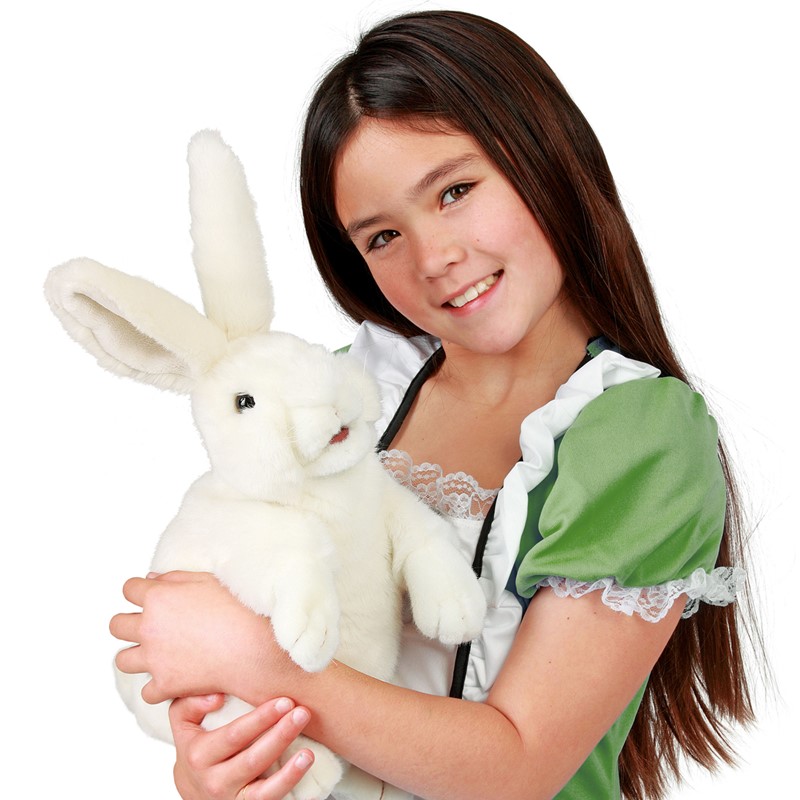 Mädchen hält weiße Folkmanis Handpuppe stehender Hase mit langen Ohren im Arm