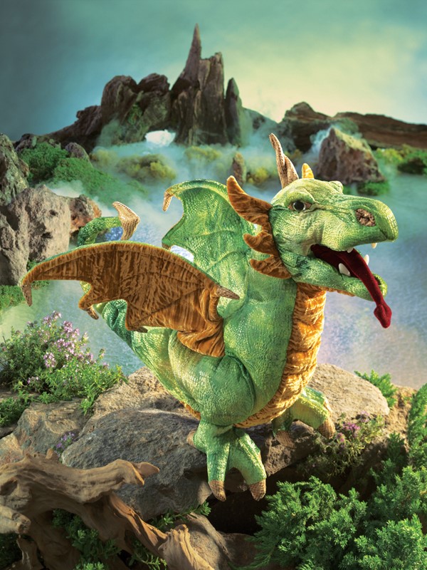 Folkmanis Handpuppe Lindwurm-Drache in Grün und Gold mit geöffnetem Maul, roter Zunge und ausgebreiteten Flügeln auf Felsen