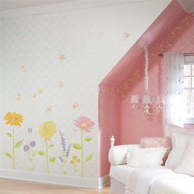 RoomMates Wandbild Fairy Garden, bunte Blumenmotive mit Feen an einer Dachschrägenwand neben einer rosafarbenen Schräge im Kinderzimmer