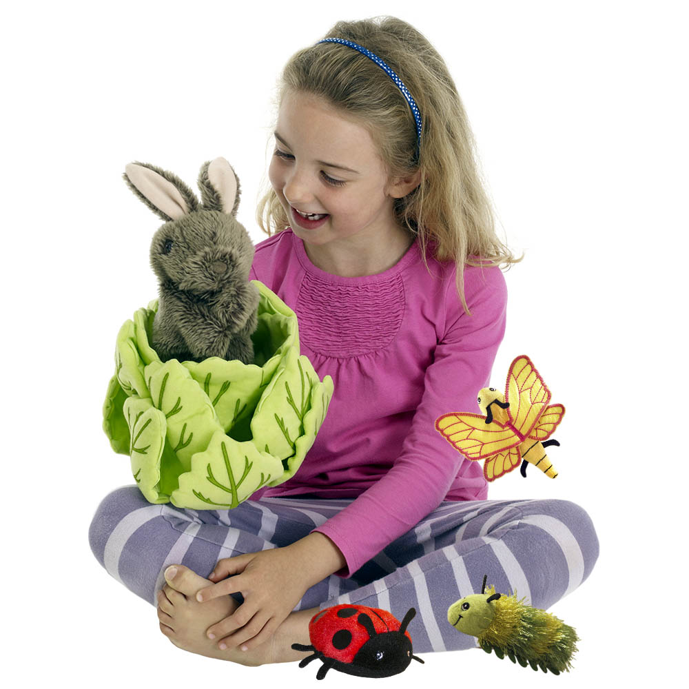 Mädchen spielt mit der The Puppet Company Handpuppe Kaninchen im Kopfsalat, Anwendungsbeispiel