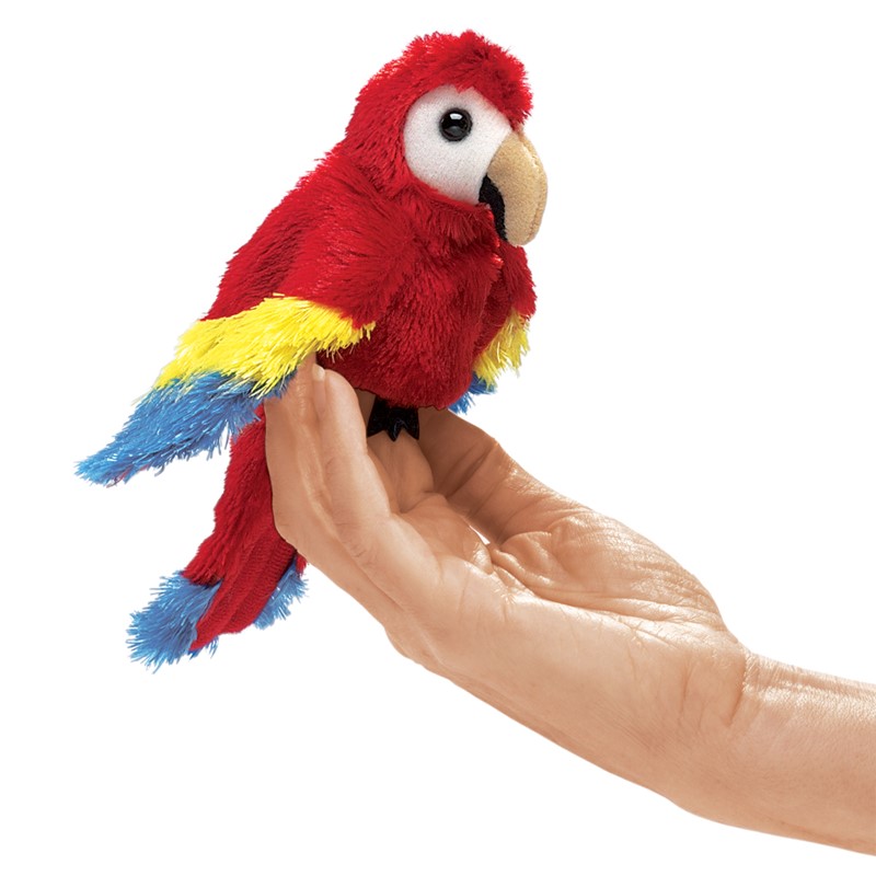 Folkmanis Fingerpuppe mini Papagei in Rot, Gelb und Blau sitzt auf einem Finger einer Hand