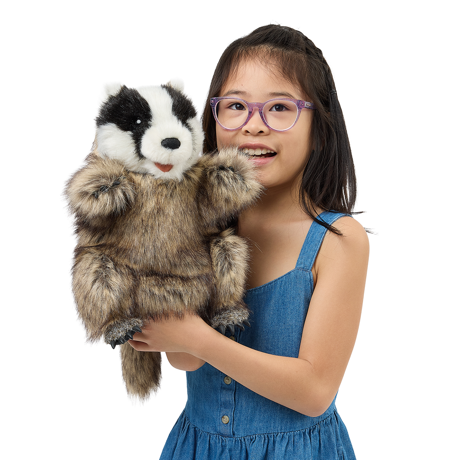 Folkmanis Handpuppe Dachs an der Hand eines Mädchens, Nahaufnahme des gestreiften Kopfs mit geöffnetem Maul.
