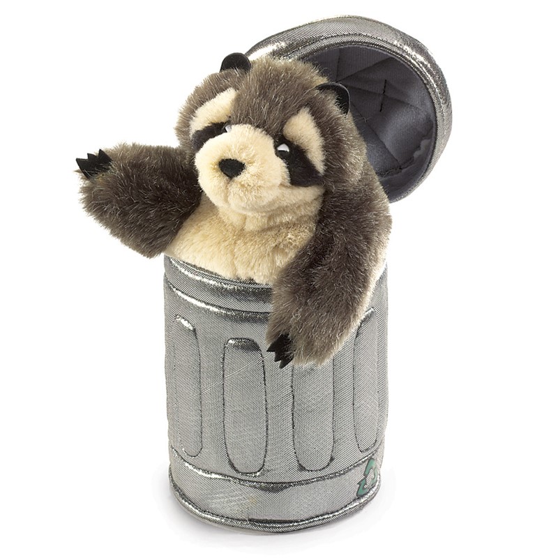Folkmanis Handpuppe Waschbär in silberner Mülltonne mit aufgeklapptem Deckel, braun-beiges Plüschfell, Pfote ausgestreckt