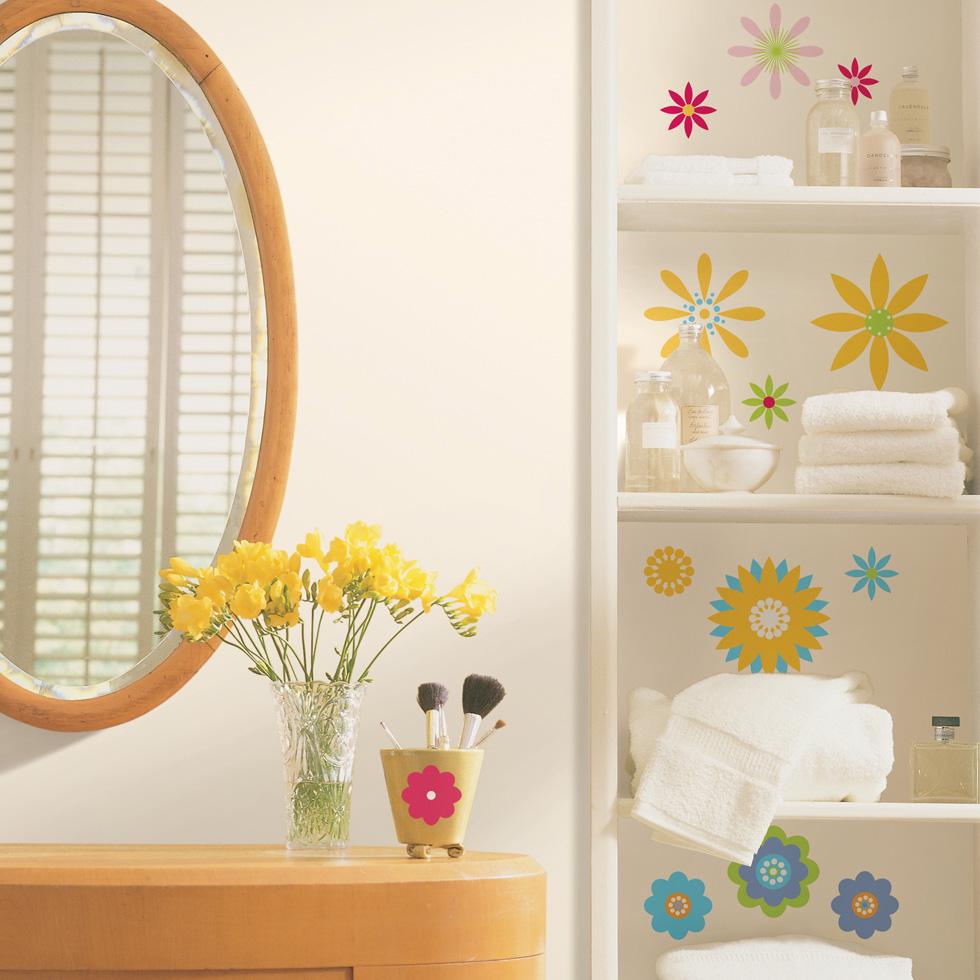 RoomMates Wandsticker Graphic Flowers Peel & Stick, bunte grafische Blütenmotive an einem weißen Regal mit Handtüchern im Badezimmer