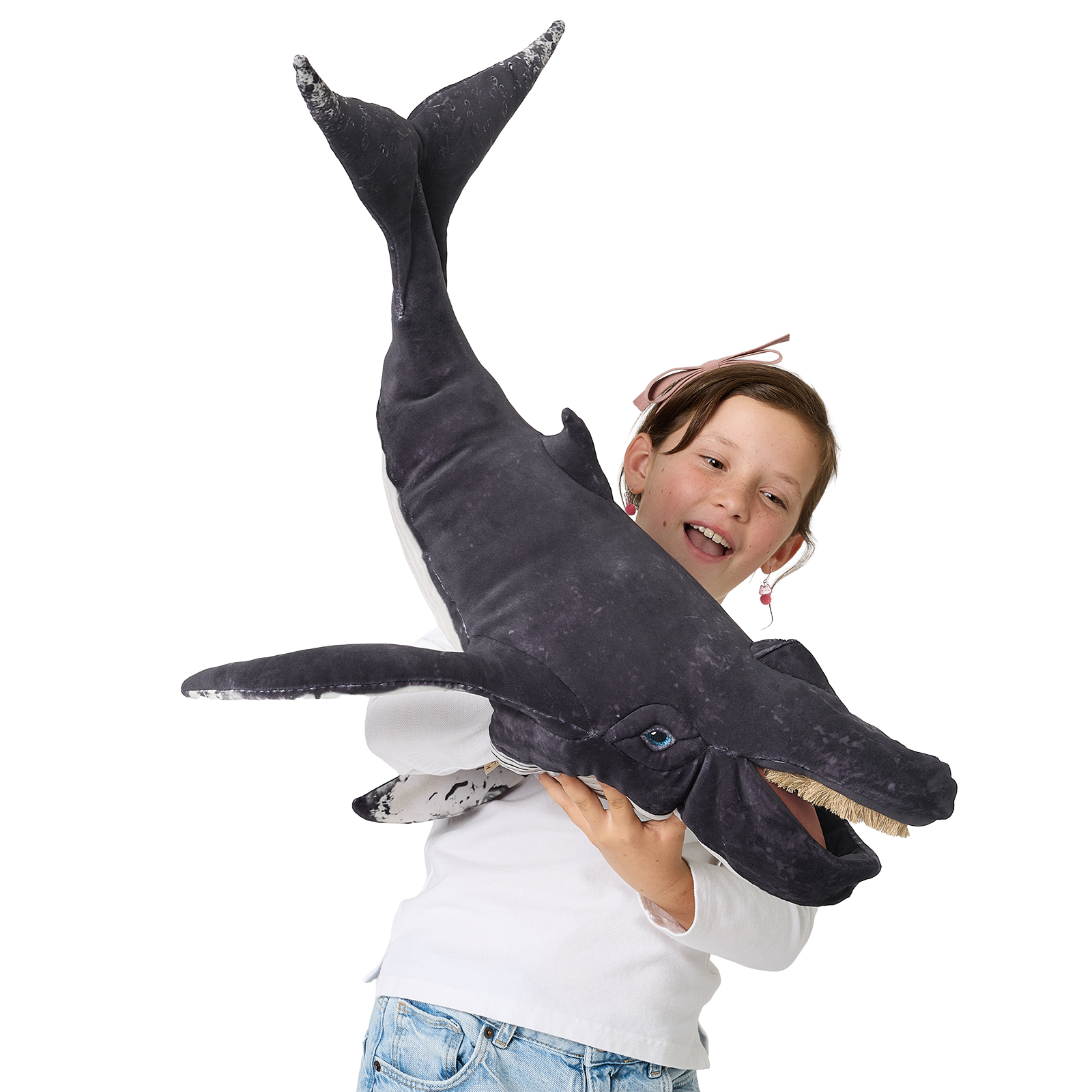 Folkmanis Handpuppe Buckelwal in Dunkelgrau mit weißen Bauchflecken, Kind hält die große Plüschfigur mit geöffnetem Maul in die Kamera