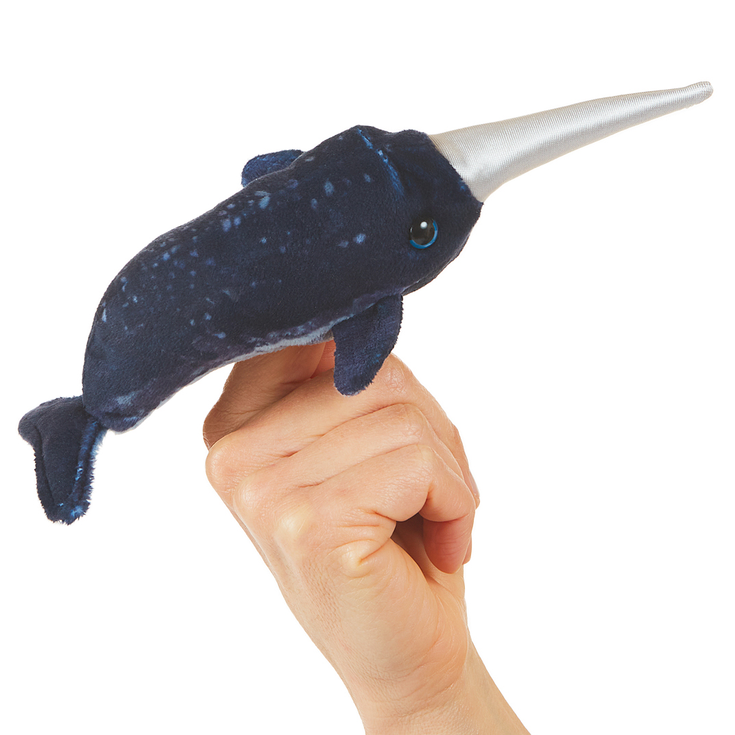 Folkmanis Mini-Fingerpuppe Narwal in Dunkelblau mit silbernem Horn, auf einem Zeigefinger gesteckt, Seitenansicht