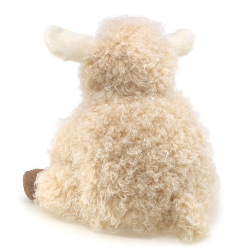 Folkmanis Handpuppe kleines Lamm mit lockigem cremefarbenem Fell, Rückenansicht, sitzend