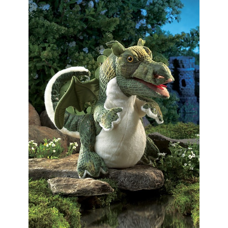 Folkmanis Handpuppe Baby Drache in Grün mit weißem Bauch, geöffnetem Maul und Flügeln, vor Burgkulisse