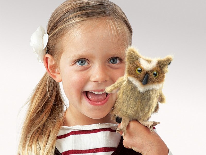 Mädchen mit der Folkmanis Fingerpuppe mini Virginia-Uhu