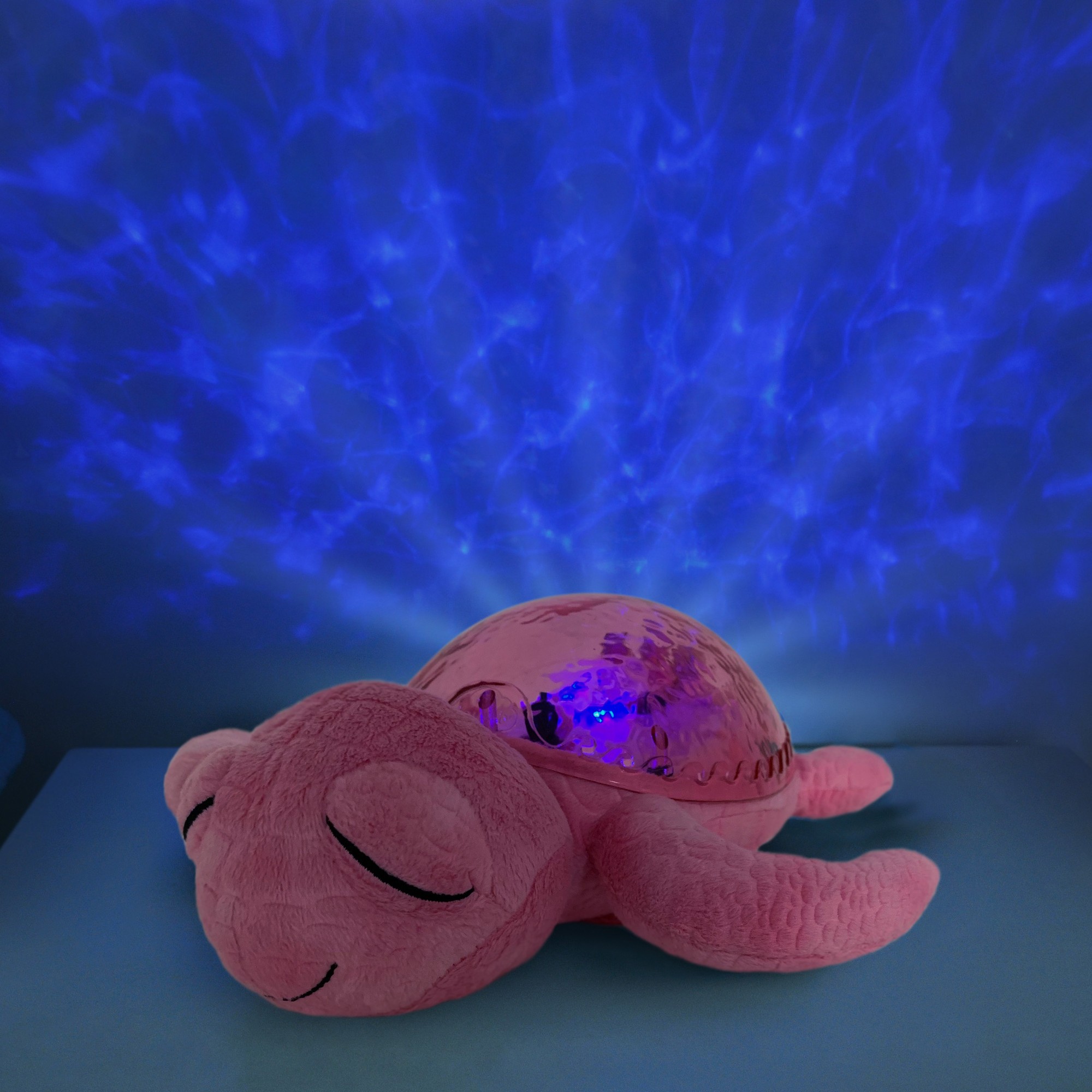 Cloud b Einschlafhilfe Tranquil Turtle Pink, leuchtendes Kuscheltier mit blauer Sternenprojektion im Dunkeln