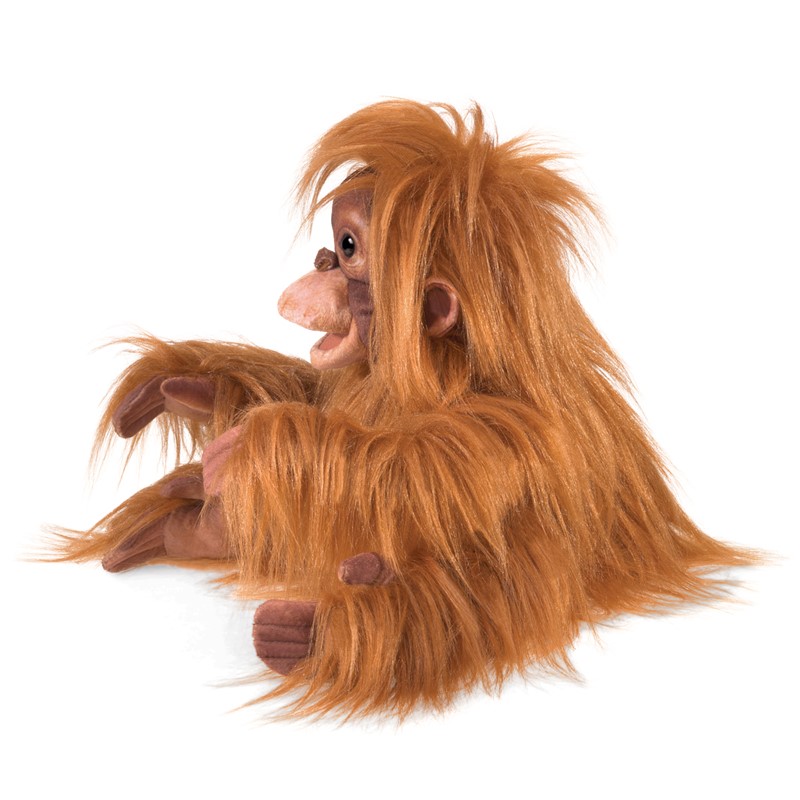 Folkmanis Handpuppe Baby Orang-Utan mit zottigem rotbraunem Fell und detailliertem Gesicht, Schrägansicht