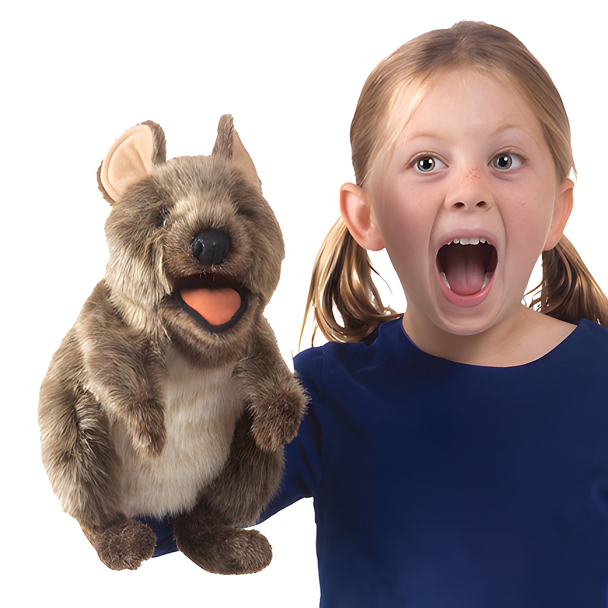 Folkmanis Handpuppe Kurzschwanzkänguru mit geöffnetem Maul, von einem Mädchen an der Hand geführt