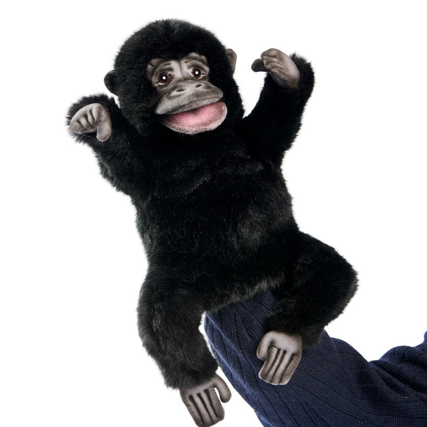 Gorilla Handpuppe von Hansa Creation mit schwarzem Fell und geöffnetem rosa Mund, Arme erhoben