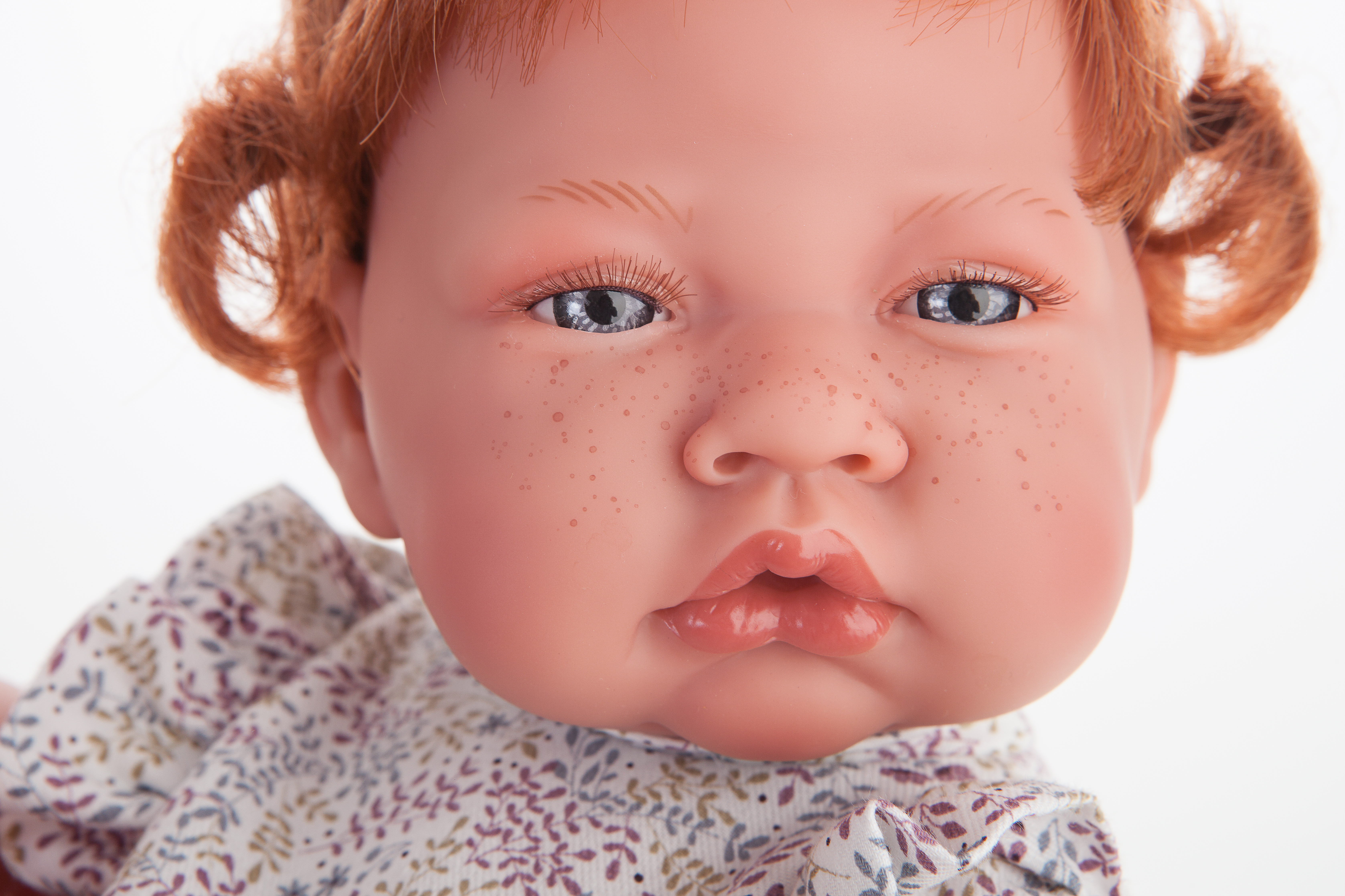 Antonio Juan Babypuppe New Born, Gesichts-Nahaufnahme mit rotem Haar, Sommersprossen und Blumenkleid-Kragen