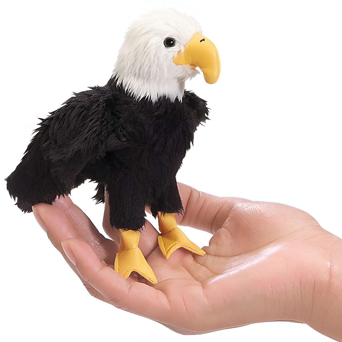 Folkmanis Mini-Fingerpuppe Weißkopfseeadler mit schwarzem Gefieder und gelbem Schnabel sitzt auf einer offenen Handfläche