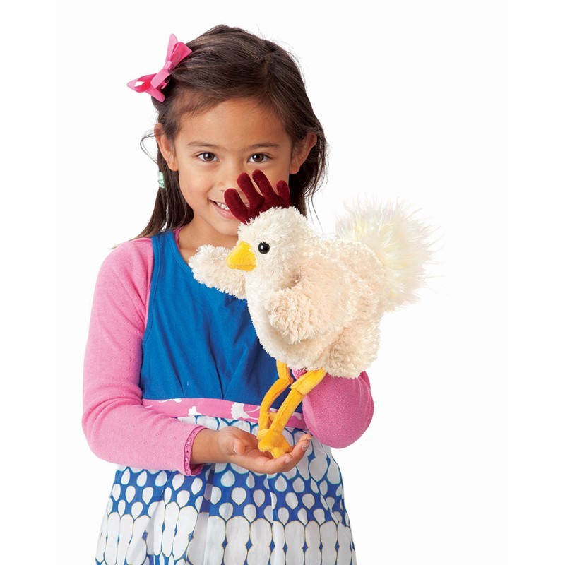 Mädchen führt Folkmanis Handpuppe Lustiges Huhn mit cremefarbenem Plüsch, rotem Kamm und gelben Beinen per Hand.