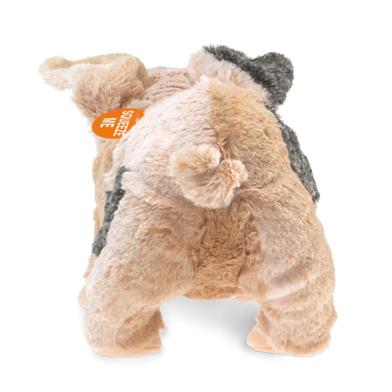 Folkmanis Handpuppe grunzendes Schweinchen in Beige-Grau, Rückansicht mit orangem Squeeze-Me-Etikett und kurzem Ringelschwanz.