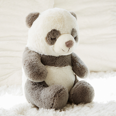 Cloud b Einschlafhilfe Pandabär Peaceful Panda, graues/weißes Kuscheltier sitzend auf Fell-Unterlage