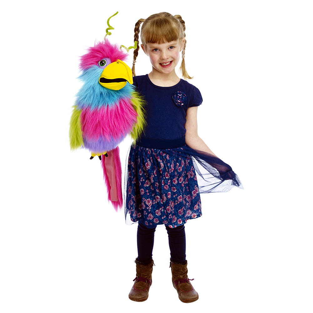 Mädchen hält die The Puppet Company Handpuppe Paradiesvogel auf dem Arm, Anwendungsbeispiel