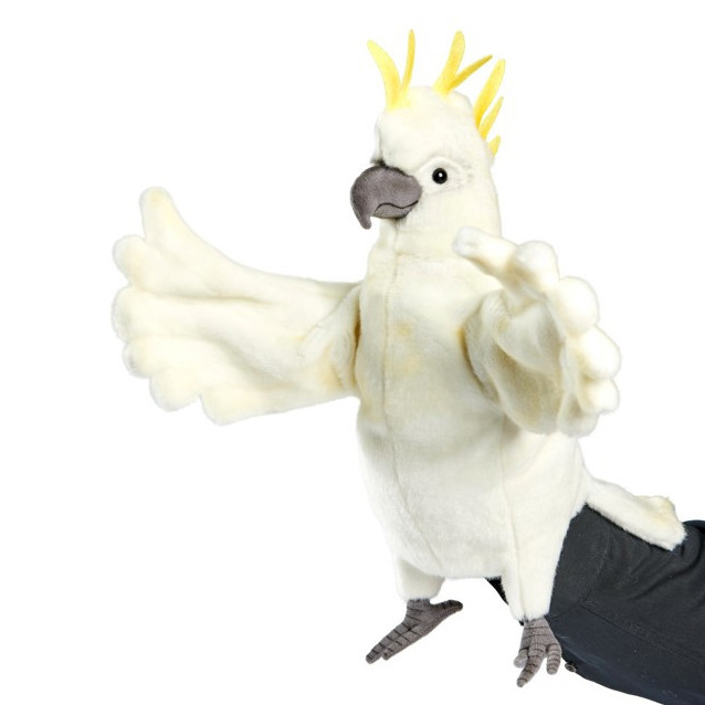 Kakadu Handpuppe von Hansa Creation mit weißem Gefieder, gelber Federhaube und ausgebreiteten Flügeln