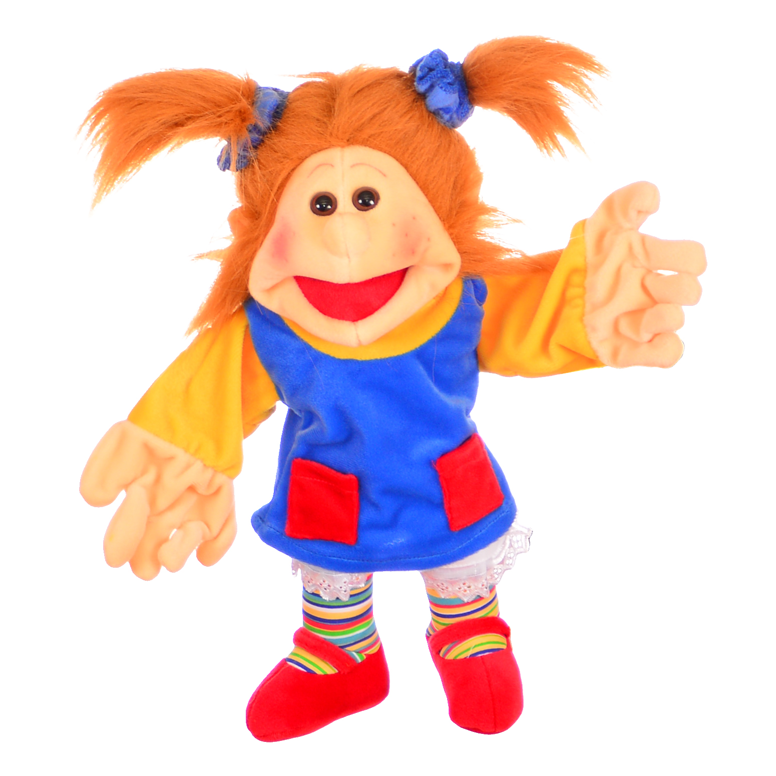 Living Puppets Handpuppe Lotta Mini mit orangefarbenen Zöpfen, blauem Kleid mit roten Taschen, gestreiften Socken und roten Schuhen, Arme ausgebreitet