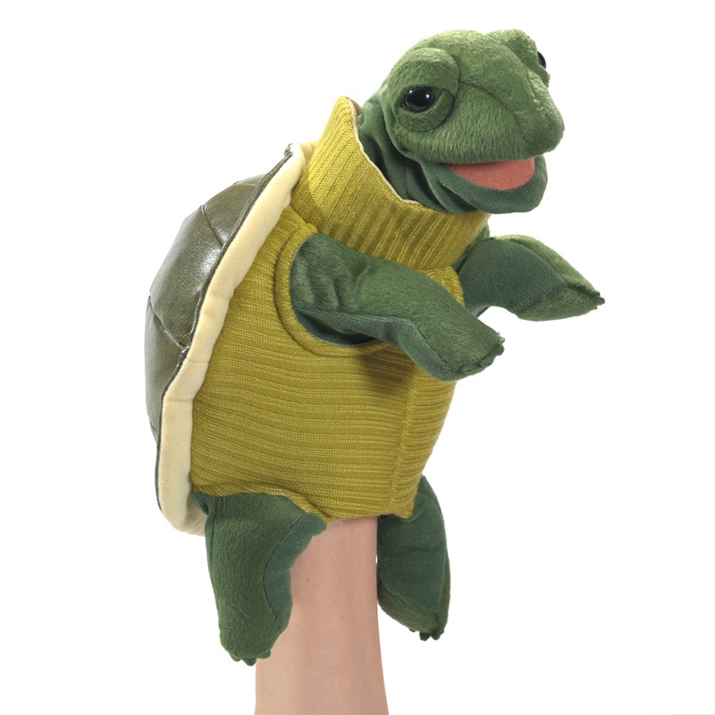 Folkmanis Handpuppe Schildkröte mit gelbem Rollkragenpullover, auf einer Hand geführt, Seitenansicht