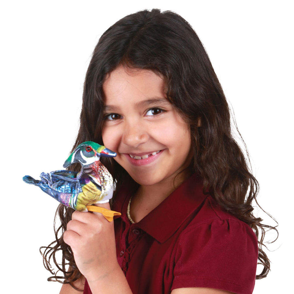 Mädchen hält eine kleine Folkmanis Fingerpuppe Stockente mit grünem Kopf und buntem Gefieder in der Hand.