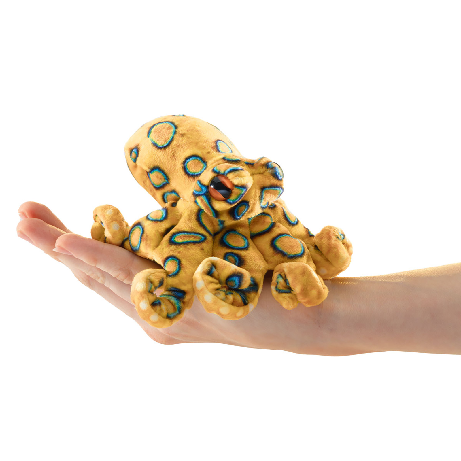 Folkmanis Mini-Fingerpuppe Blaugeringelte Krake in Goldgelb mit blauen Ringen, auf einer Handfläche liegend