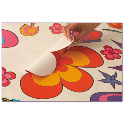 funtosee Wandsticker Blumenwelt, Hand löst eine orangefarbene Blüte von der Schutzfolie des Klebebogens