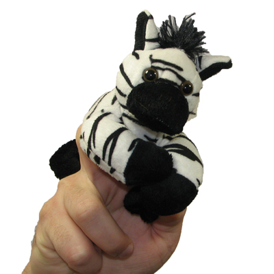 The Puppet Company Fingerpuppe Zebra, schwarz-weißes Zebra auf einer Hand, Nahaufnahme