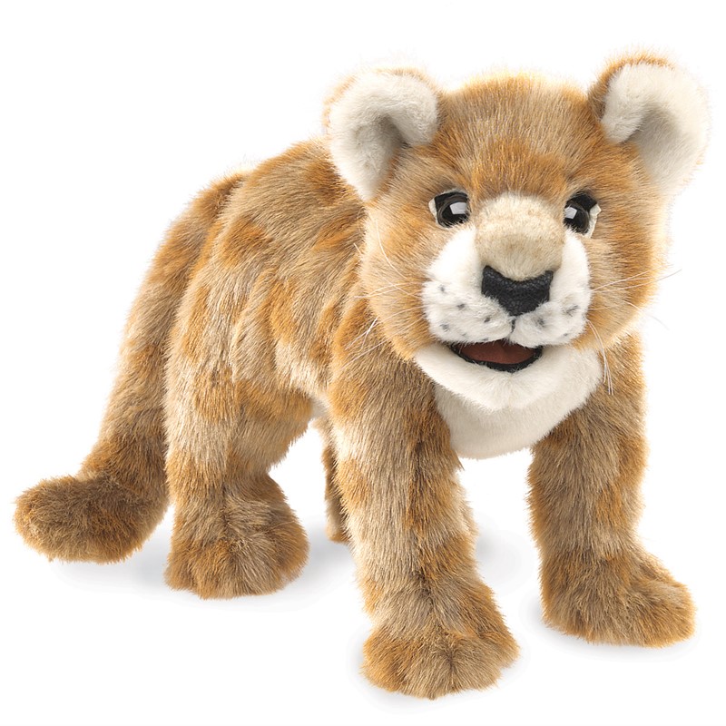 Folkmanis Handpuppe Löwenbaby in goldbraunem Plüsch, stehend, mit cremefarbenem Gesicht und beweglichem Maul, Schrägansicht