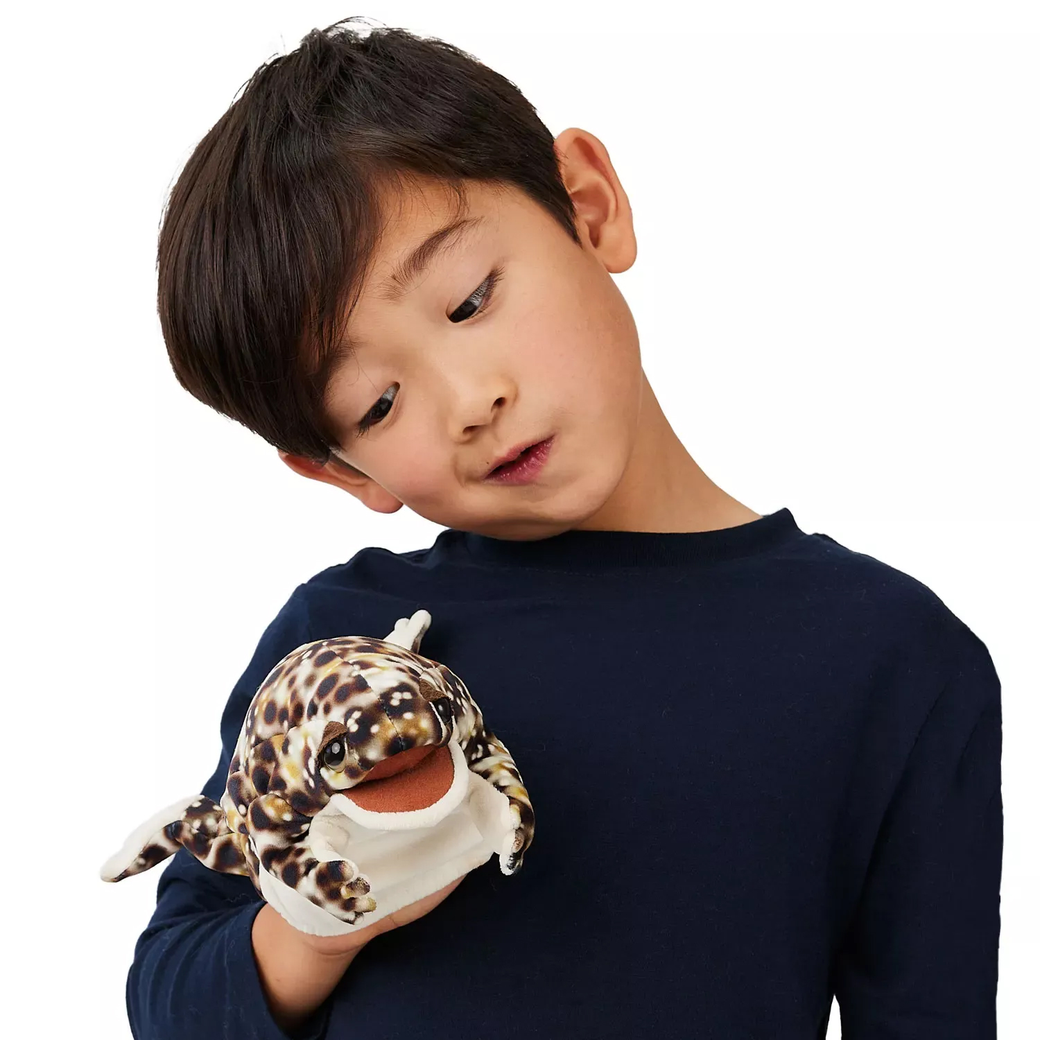 Junge hält Folkmanis Handpuppe Wüstenregenfrosch mit braun-weißem Fleckenmuster und beweglichem Maul in der Hand.