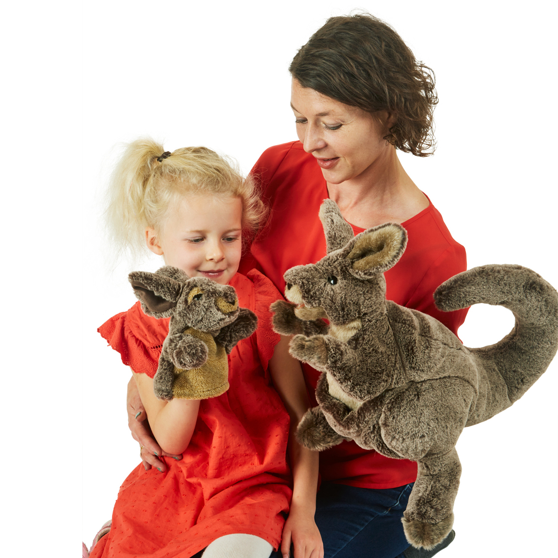 Frau und Kind spielen mit zwei Folkmanis Handpuppen Känguru mit Baby in graubraunem Plüsch vor weißem Hintergrund