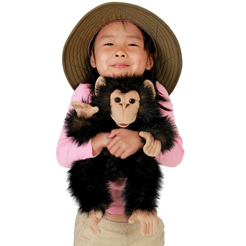 Folkmanis Handpuppe Baby Schimpanse mit schwarzem Plüschfell und beigem Gesicht, von Kind mit Safarihut gehalten