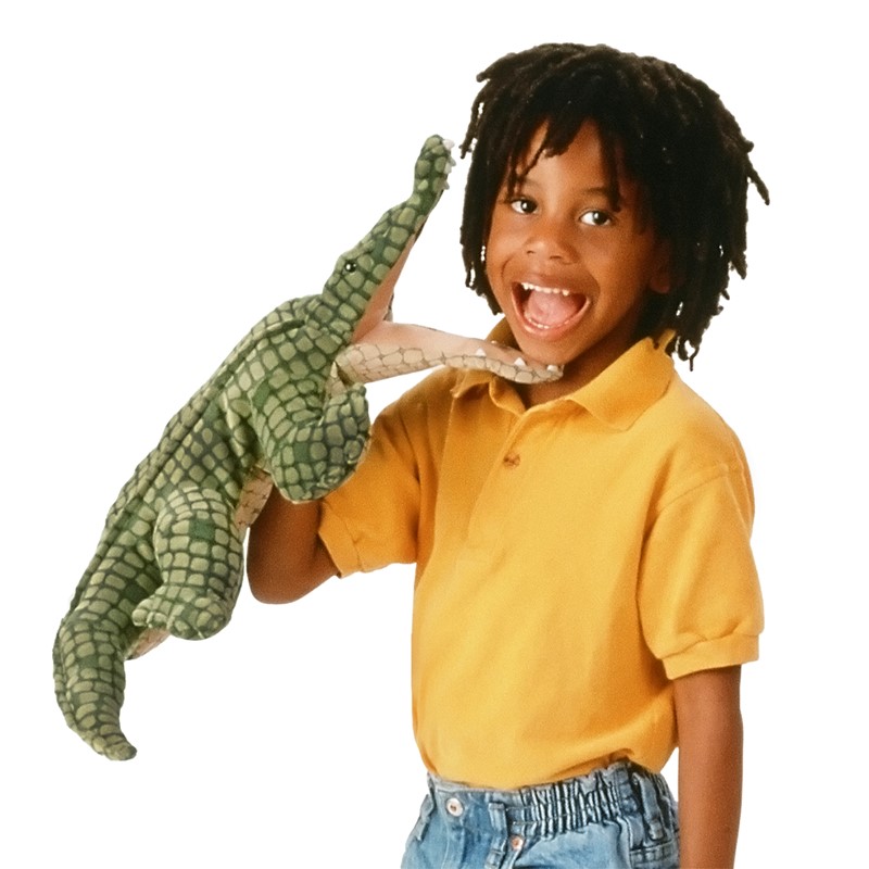 Kind führt die Folkmanis Handpuppe Krokodil in Grün mit strukturierter Schuppentextur über den Arm, Maul geöffnet