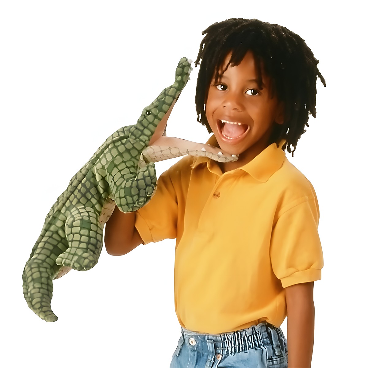 Kind führt die Folkmanis Handpuppe Alligator in Grün mit strukturierter Schuppentextur über den Arm, Maul geöffnet