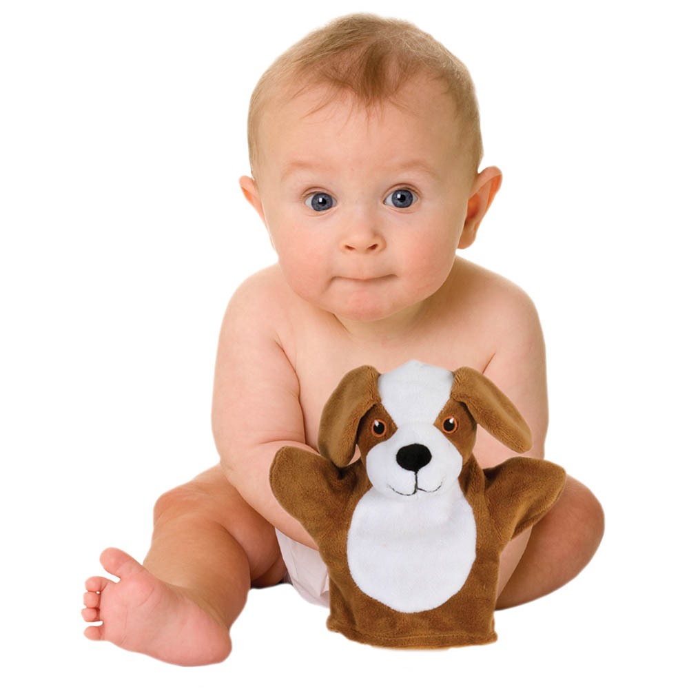 Baby sitzt mit der The Puppet Company Baby-Handpuppe Hund, Anwendungsbeispiel