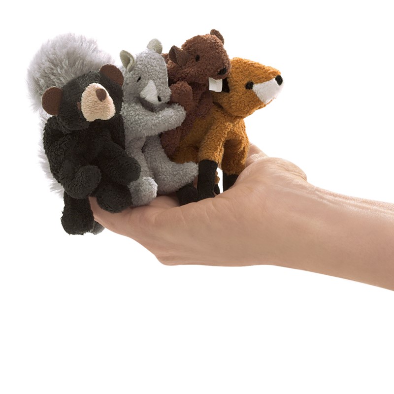 Vier Folkmanis Waldtier-Fingerpuppen — Stinktier, Eichhörnchen, Biber und Fuchs — auf einer Hand, Größenvergleich