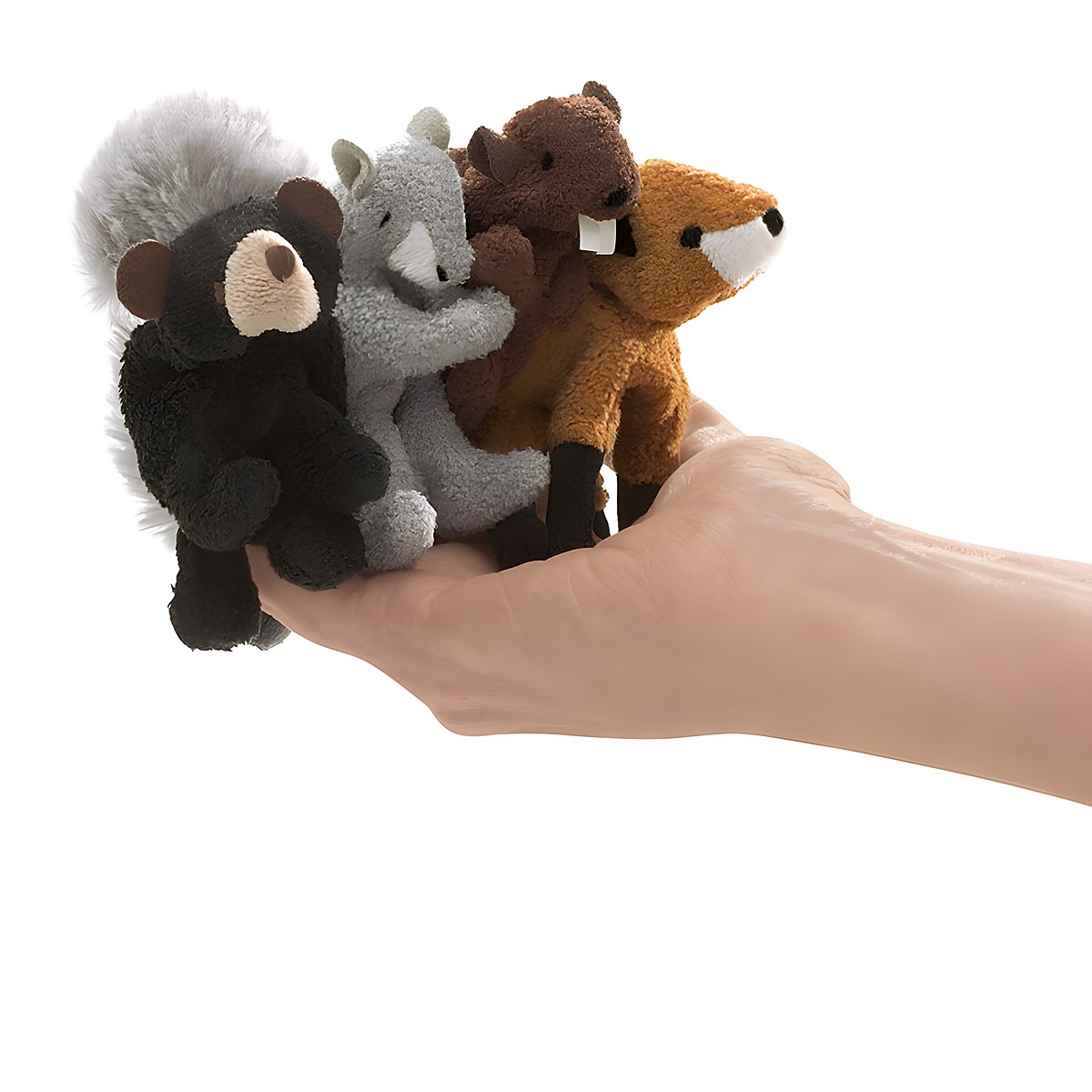Vier Folkmanis Waldtier-Fingerpuppen — Stinktier, Eichhörnchen, Biber und Fuchs — auf einer Hand, Größenvergleich