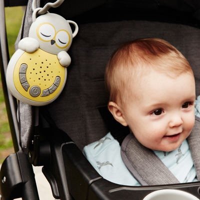 Cloud b Einschlafhilfe Sweet Dreamz on the Go Eule, Anwendungsfoto: Gerät am Kinderwagen, Baby im Hintergrund