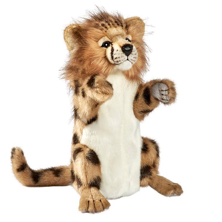Gepard Handpuppe von Hansa Creation mit getupftem Fell, heller Brust und flauschiger Jungtier-Mähne