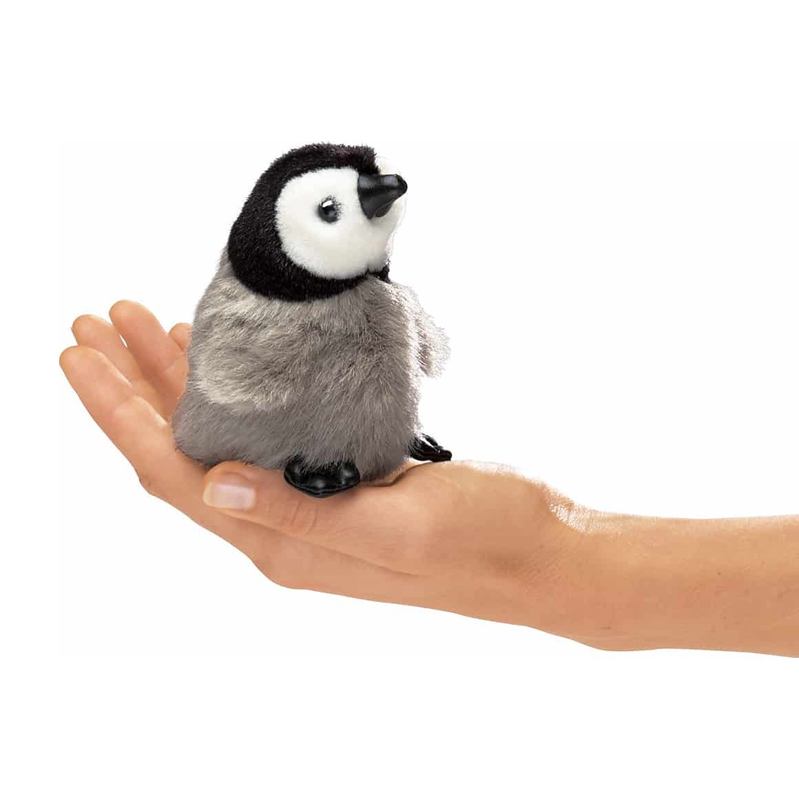 Folkmanis Mini-Fingerpuppe Baby Kaiserpinguin mit grauem Plüschbauch und schwarzem Kopf, auf einer Handfläche sitzend