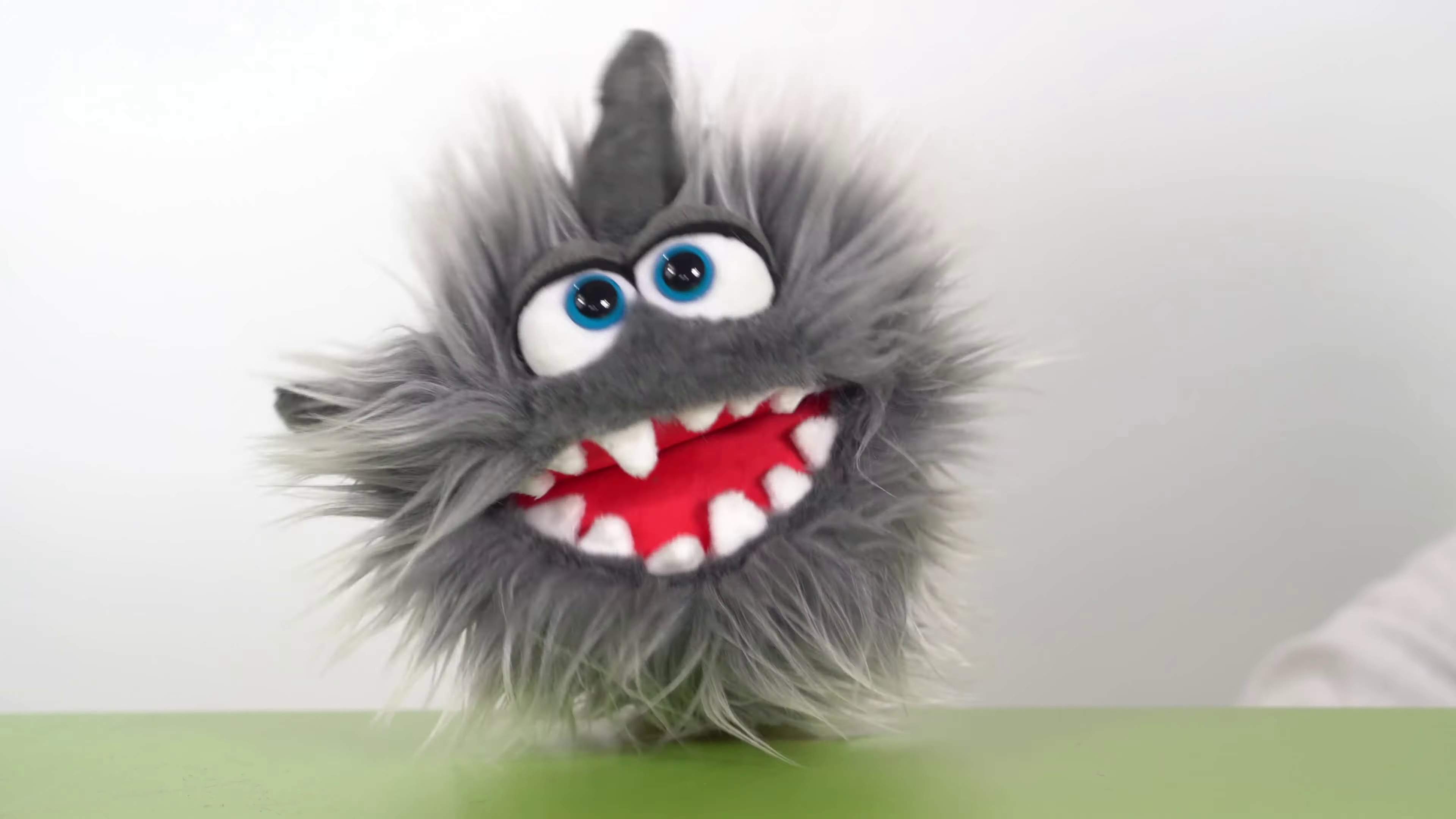 Video 1: Living Puppets hand puppet shark Hainer