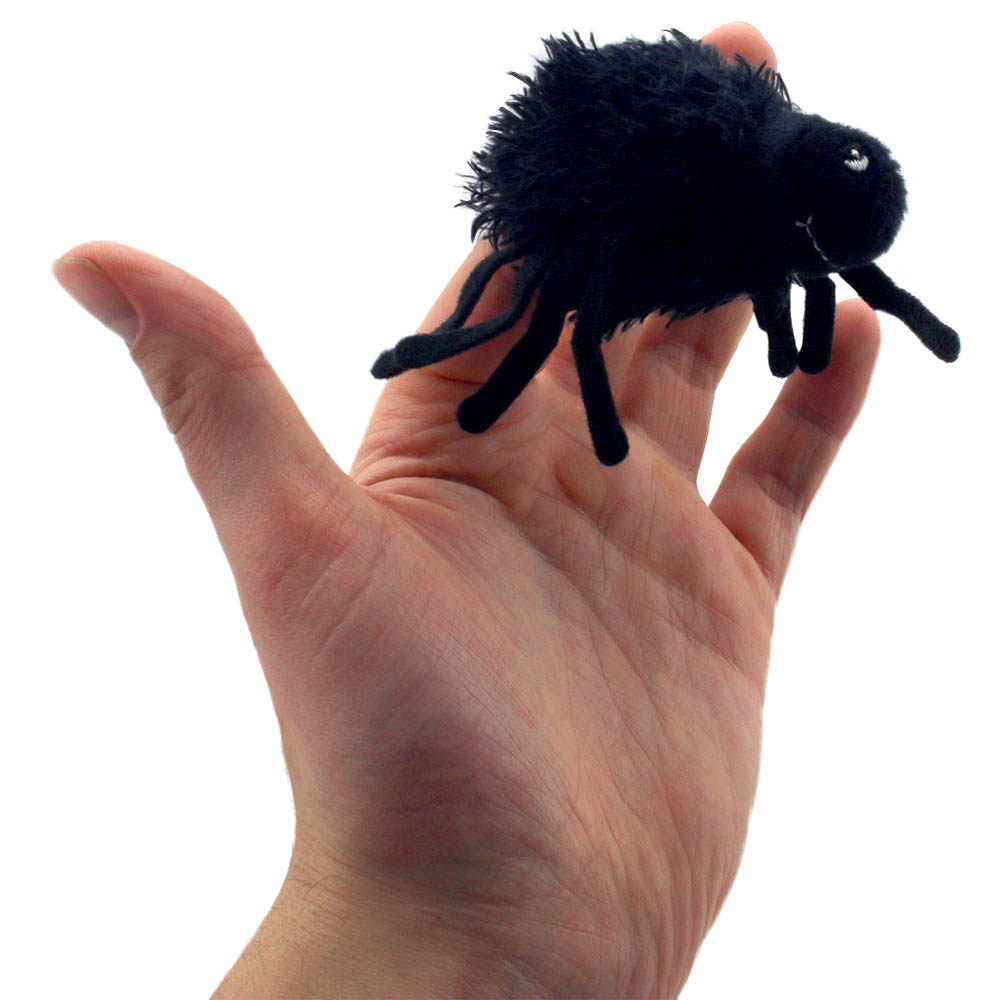 The Puppet Company Fingerpuppe Fellspinne auf einer Hand, schwarze zottelige Fingerpuppe, Anwendungsbeispiel