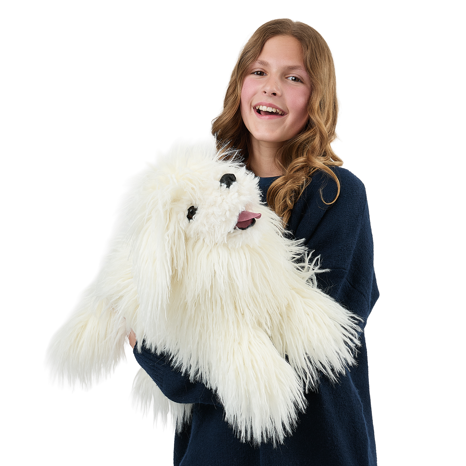 Folkmanis Handpuppe Komondor am Arm eines Mädchens, das Maul geöffnet und der Kopf leicht angehoben.
