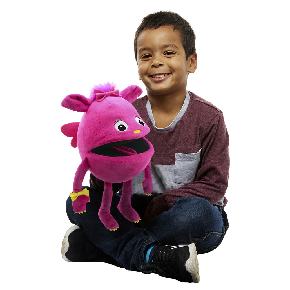 Junge hält die The Puppet Company Handpuppe Baby Monster rosa auf dem Arm, Anwendungsbeispiel